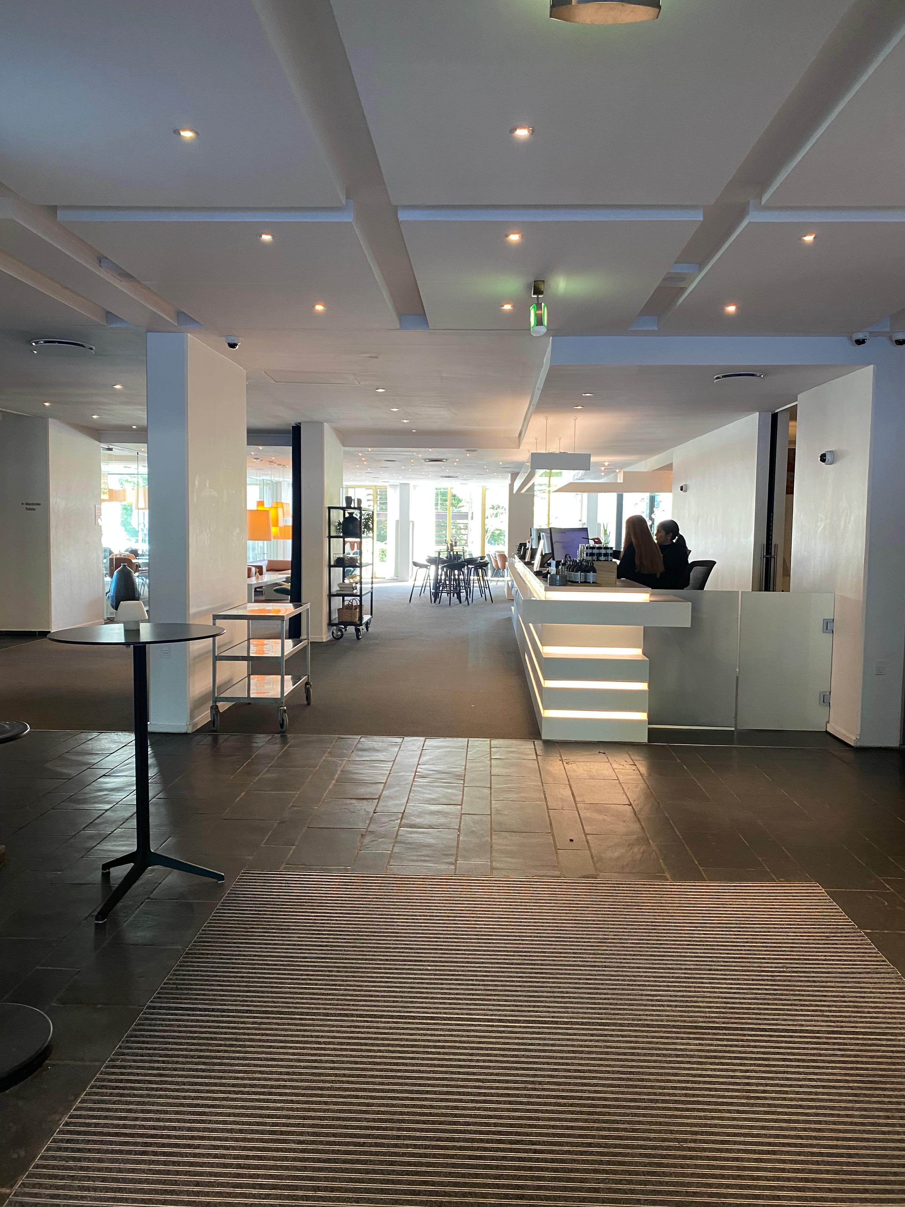 Innbydende resepsjonsområde. Her er også en stilig bar. Gratis vann og kaffe.