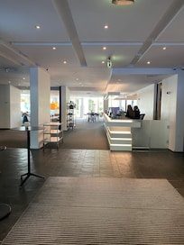 Innbydende resepsjonsområde. Her er også en stilig bar. Gratis vann og kaffe.