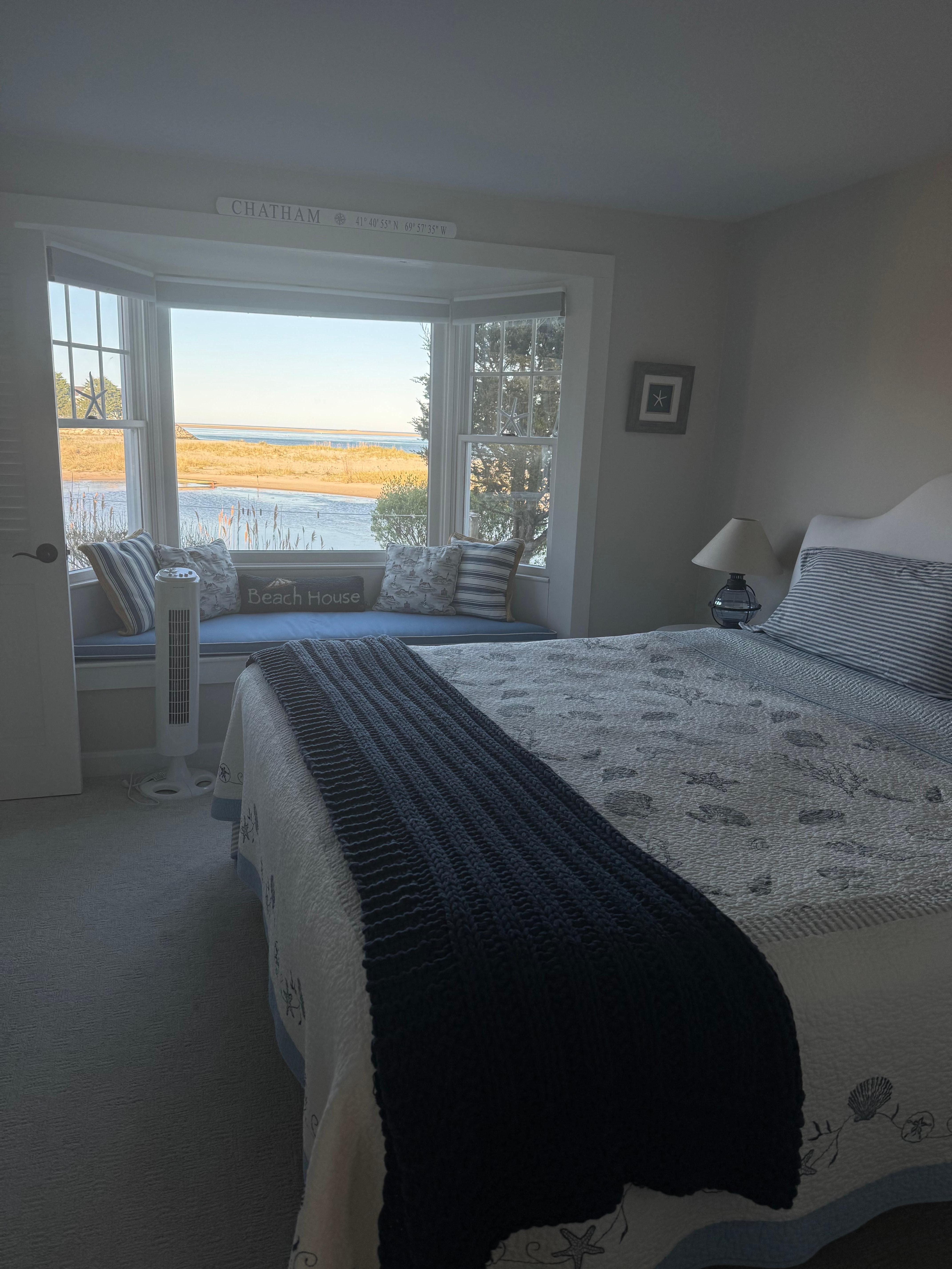 King bed with en-suite bathroom 