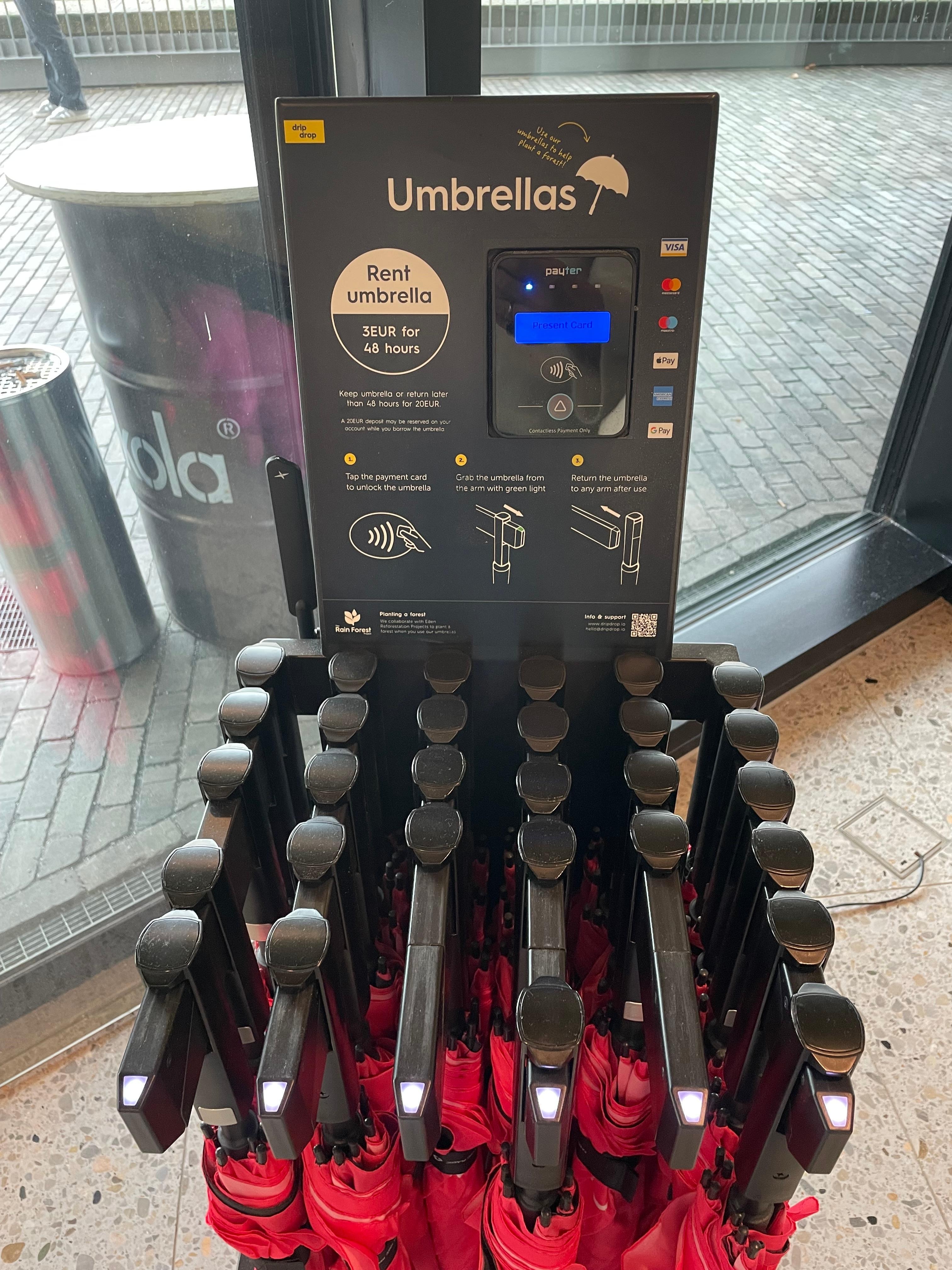 In guten Hotels werden Schirme von der Rezeption angeboten und bei Verlust teuer berechnet. Hier macht das eine Maschine konsequent con Anfang an.