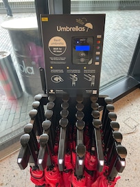 In guten Hotels werden Schirme von der Rezeption angeboten und bei Verlust teuer berechnet. Hier macht das eine Maschine konsequent con Anfang an.