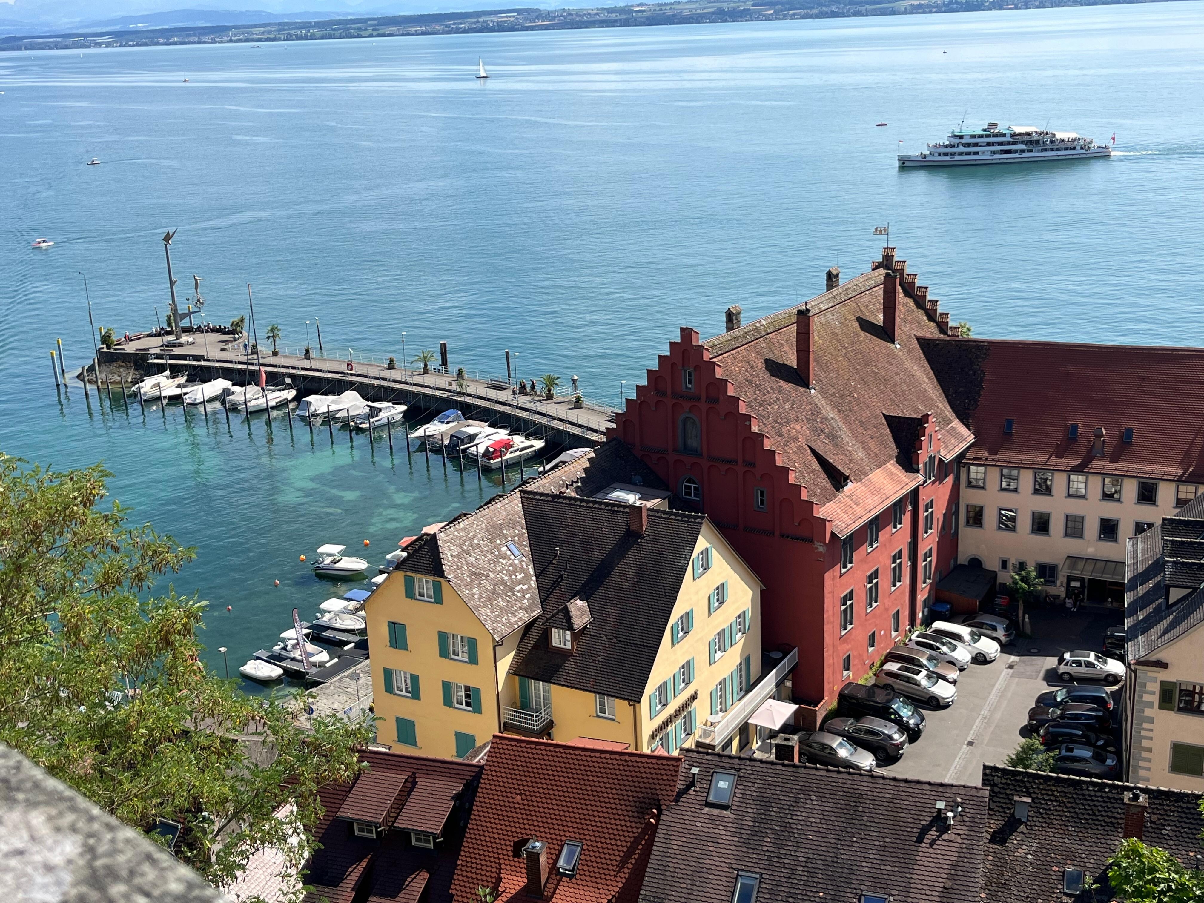 Das Hotel ist das gelbe Haus 