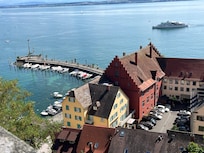 Das Hotel ist das gelbe Haus