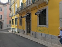 La façade de l'hÎtel "3 étoiles" pourtant couverte de graffitis.