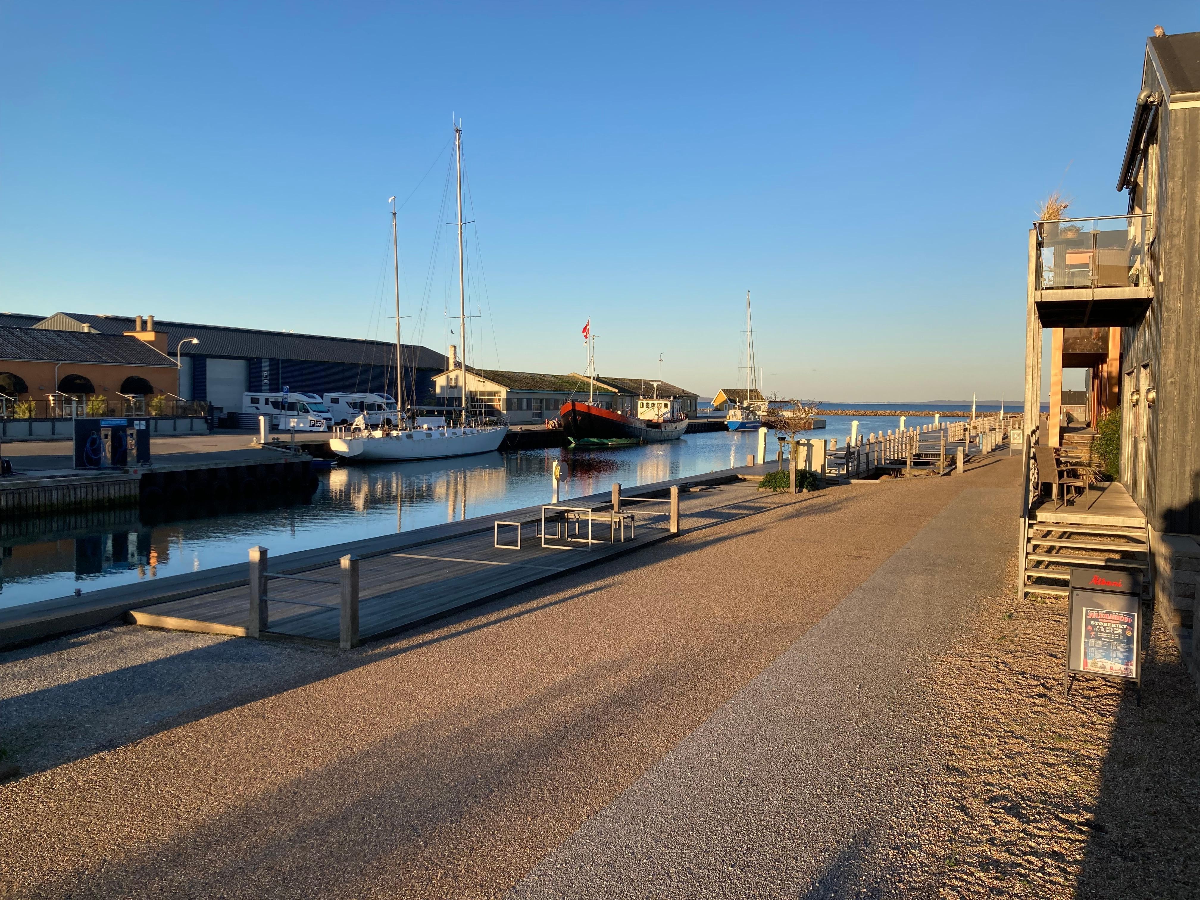 Udsigt mig indsejlingen til havnen og velkomstflaget