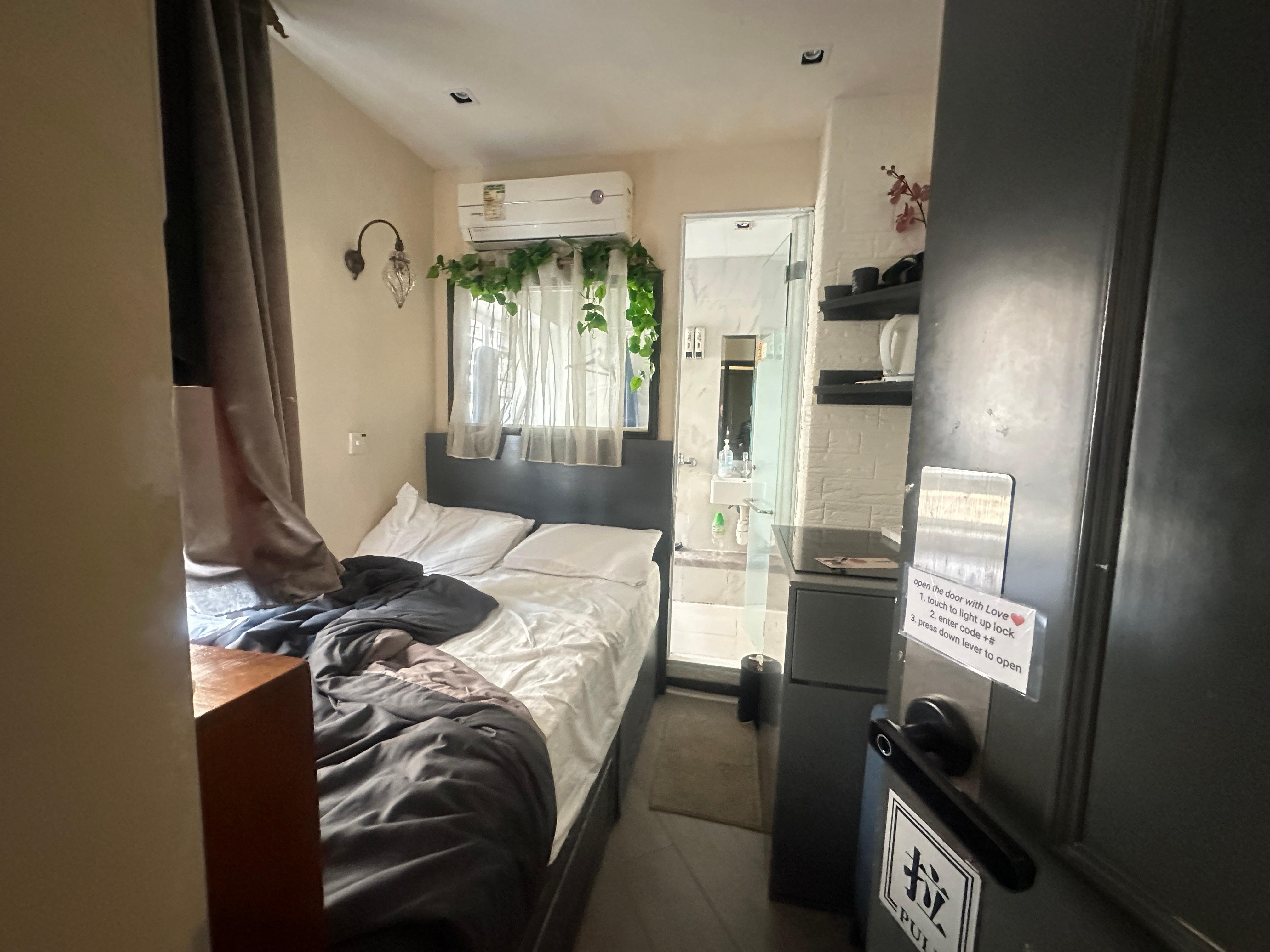 廁所跟房間的隔間是透明玻璃。 洗澡會被看到