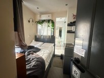 廁所跟房間的隔間是透明玻璃。 洗澡會被看到