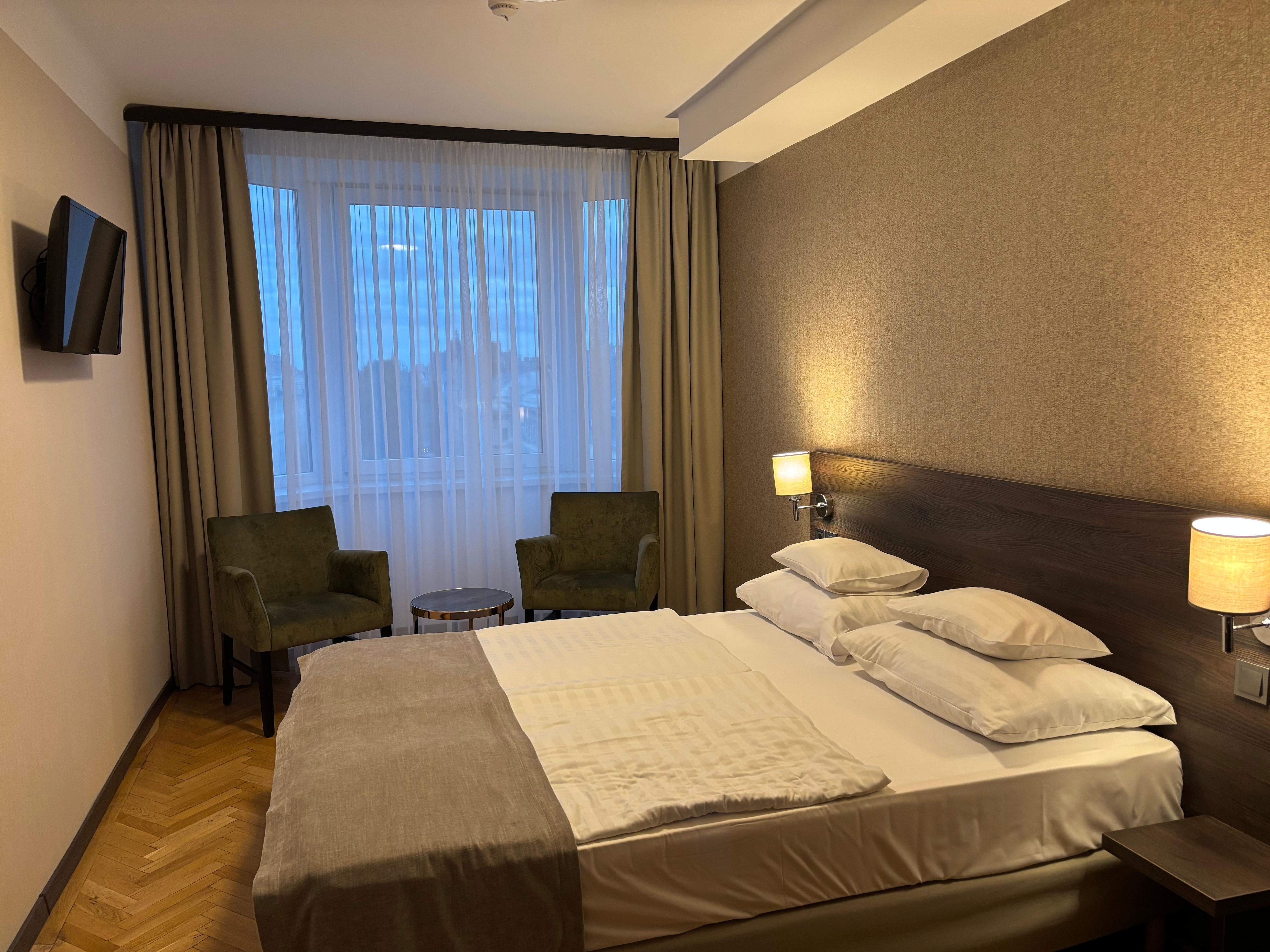 シンプルで清潔な客室