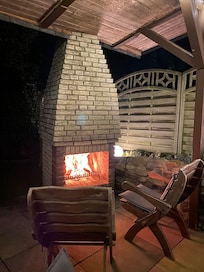 Terrasse mit Kamin