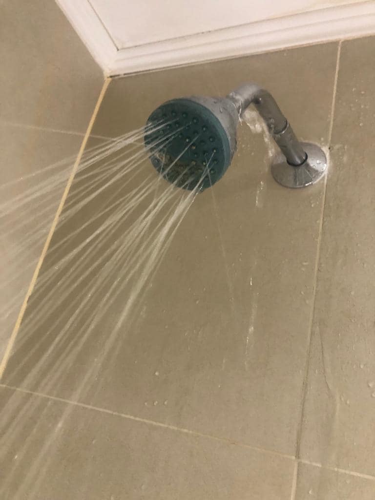 El agua brincaba hasta afuera de la regadera y mojaba el resto del bano.
The water you see here.. splattered from here into the bathroom... terrible.