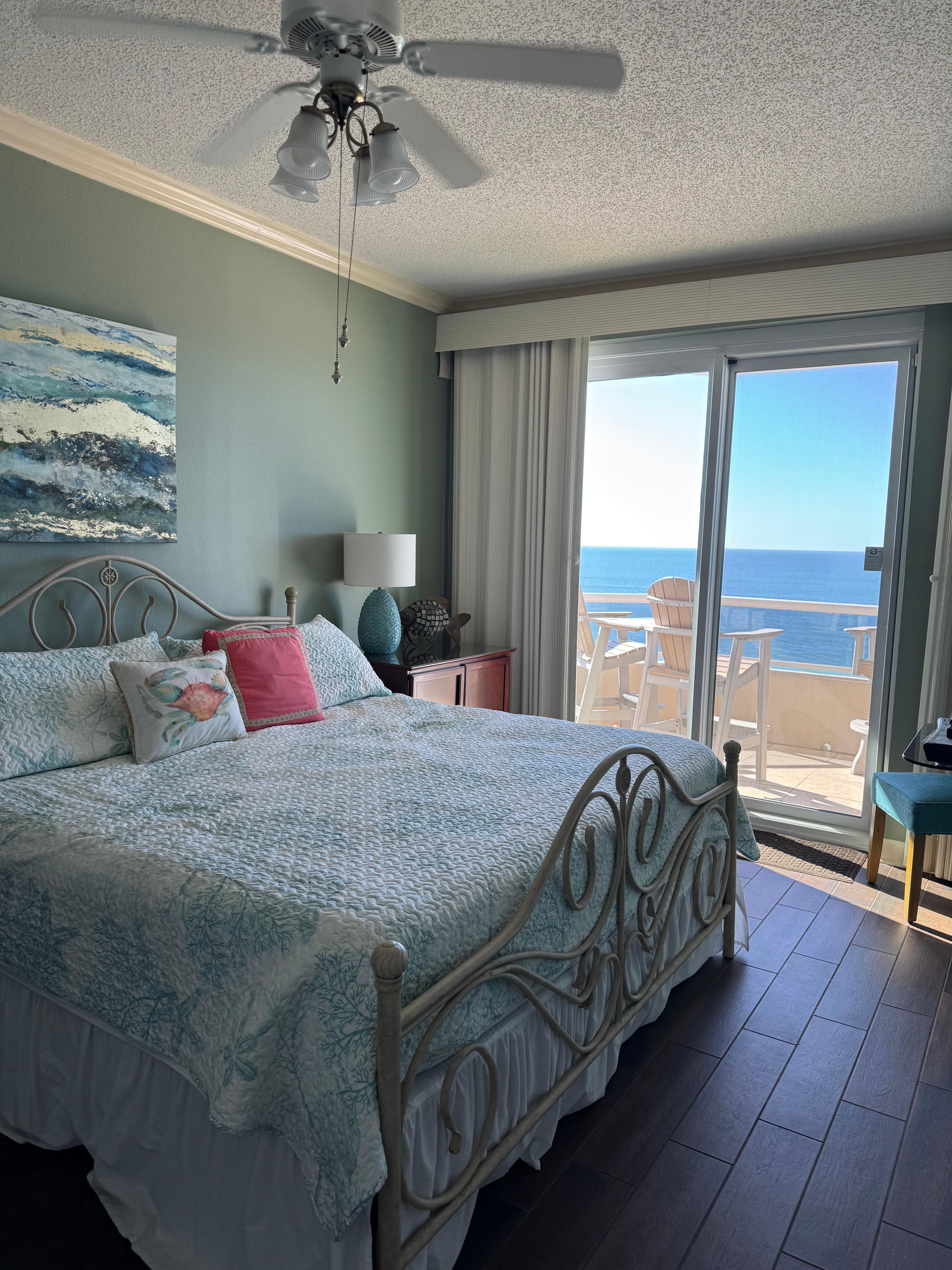 I wish this was my bedroom at home. 