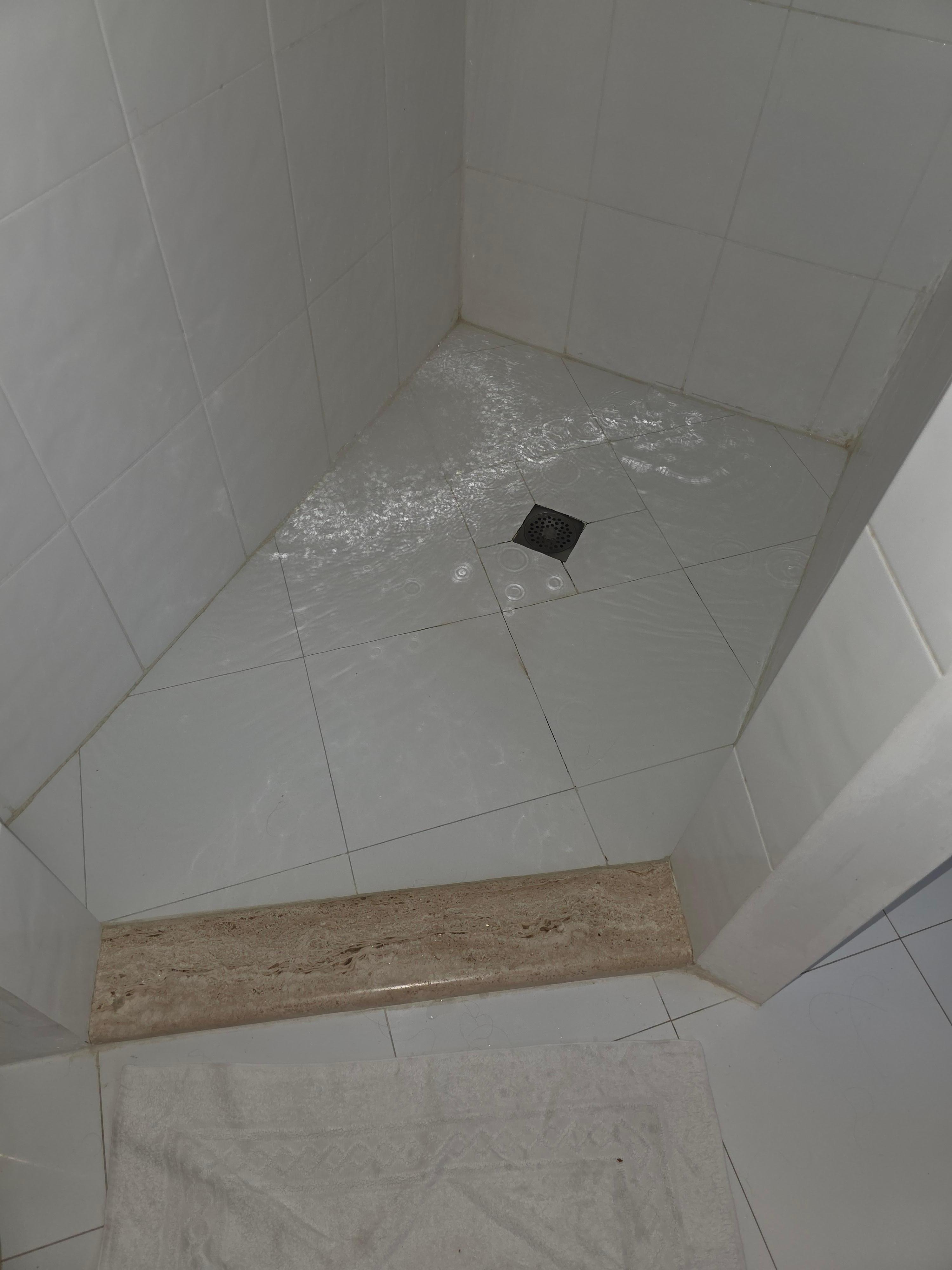 Wasser steht in Dusche bereits nach 1 Minute duschen und läuft ins Badezimmer über die Schwelle