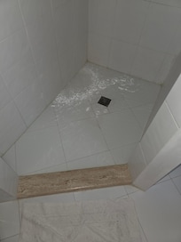 Wasser steht in Dusche bereits nach 1 Minute duschen und läuft ins Badezimmer über die Schwelle