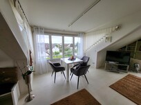 Blick Richtung großem Fenster, das sich öffnen lässt.