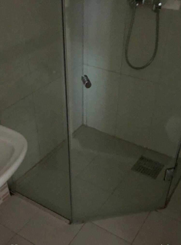 シャワーを使うとブースの外側に水漏れしてました。