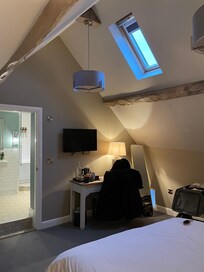 Dieses einzige Fenster ist in 2,5 m höhe.