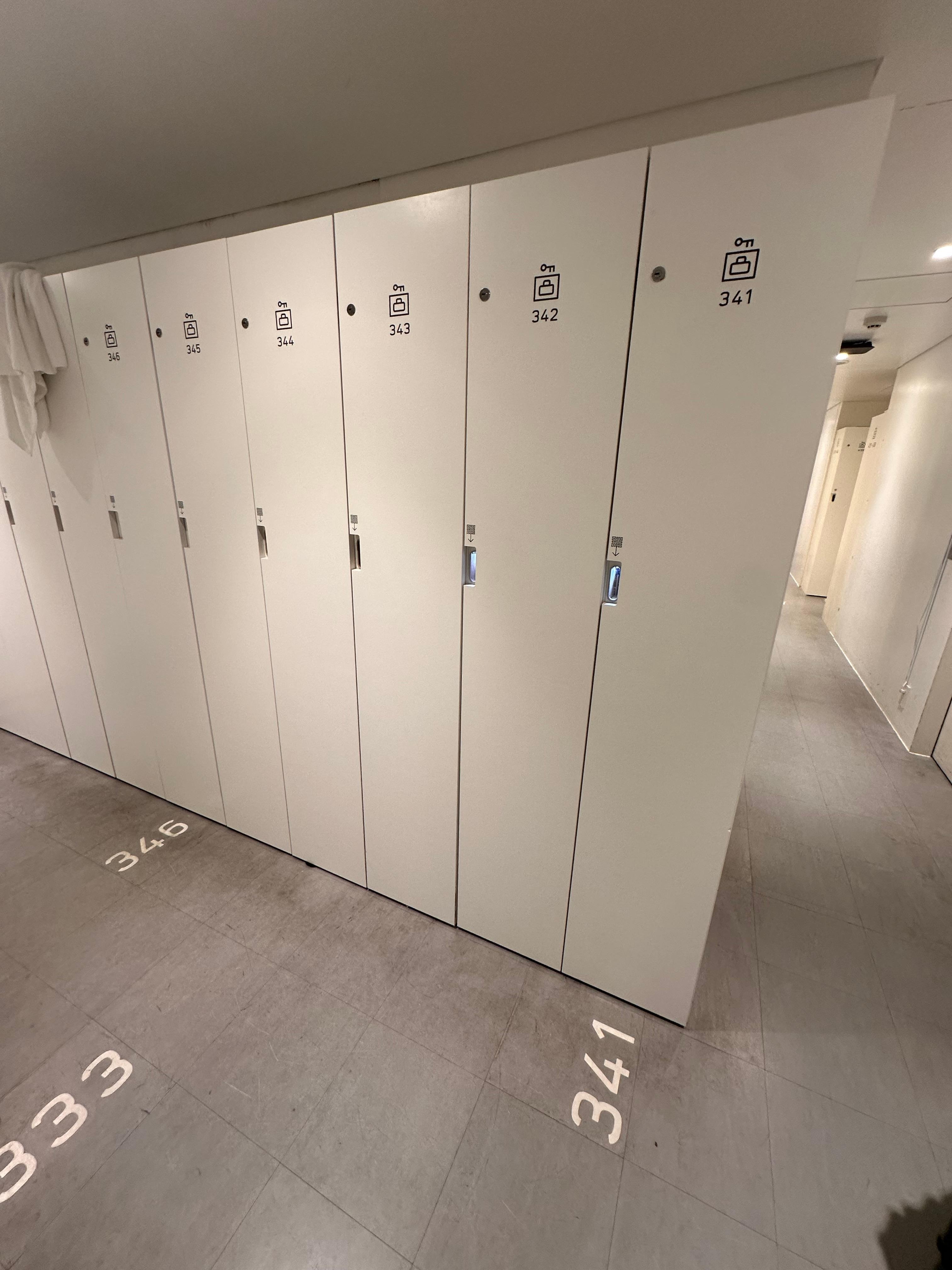 Small locker, not suitable for medium to big luggage 