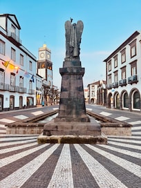 Walking distance to town square/waterfront