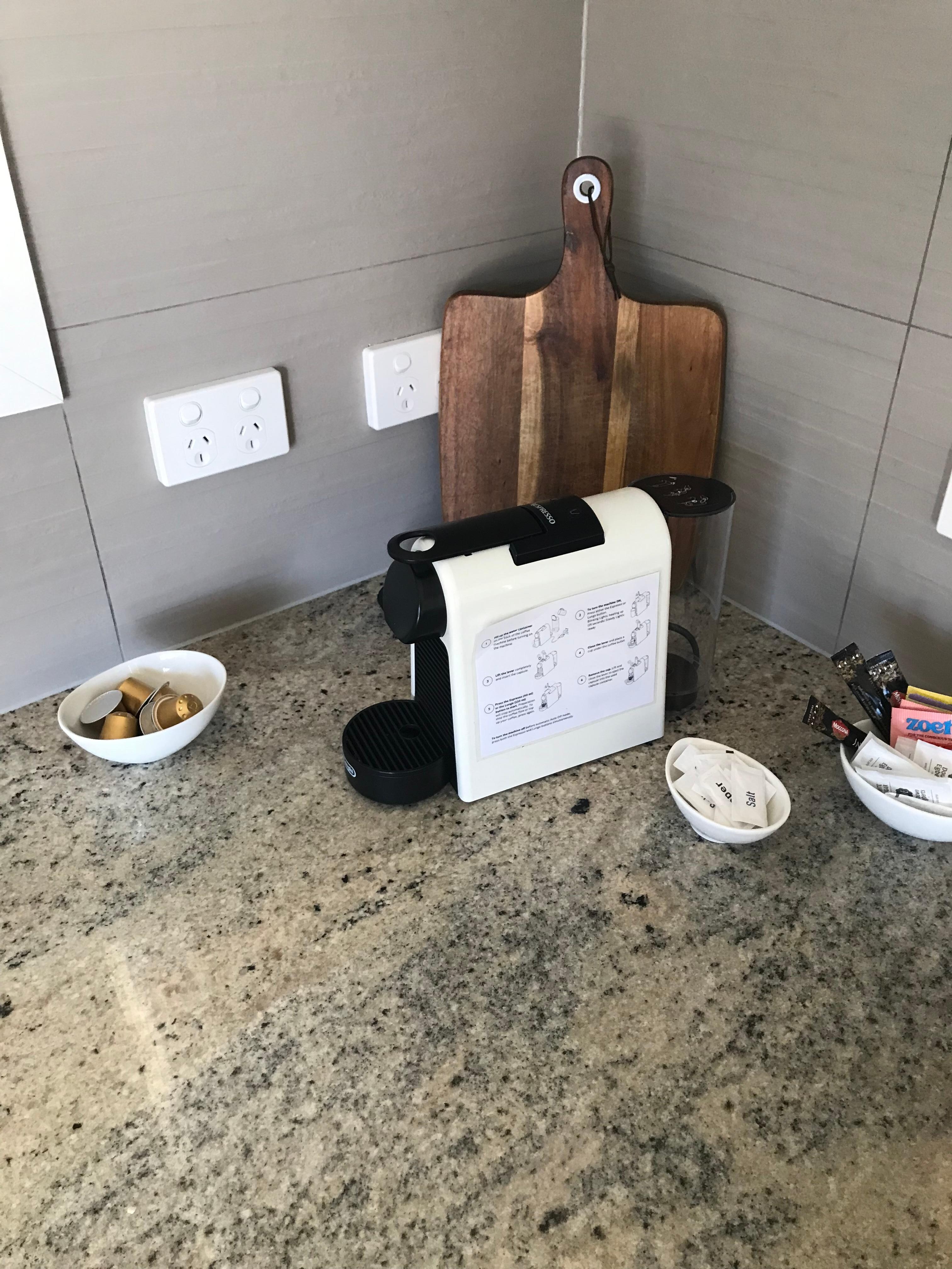 Capsule coffee machine with clear instructions 