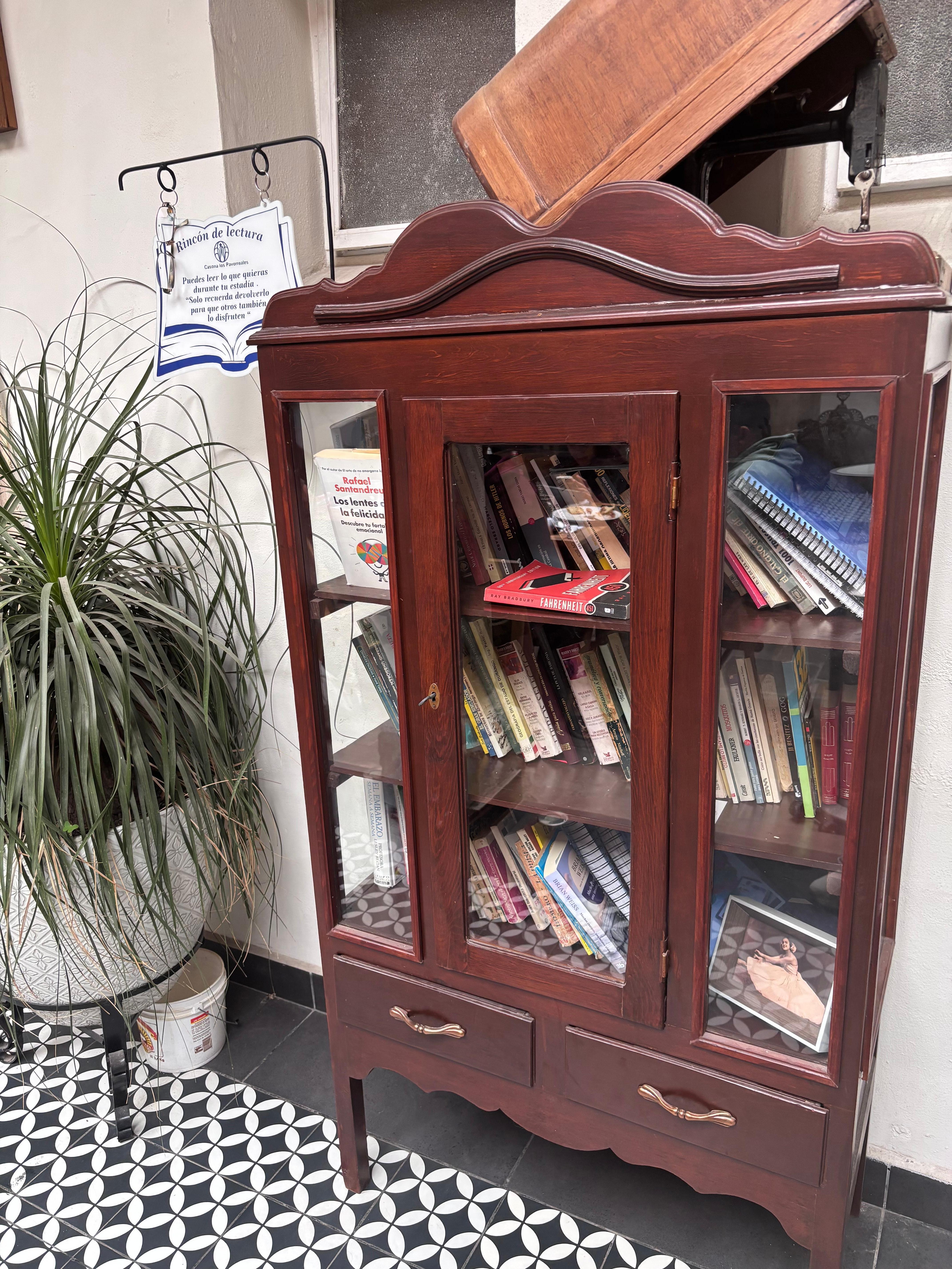 Tienen un librero para que tomes un libro y ahí lo dejes después. 