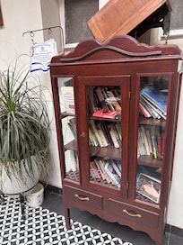 Tienen un librero para que tomes un libro y ahí lo dejes después.