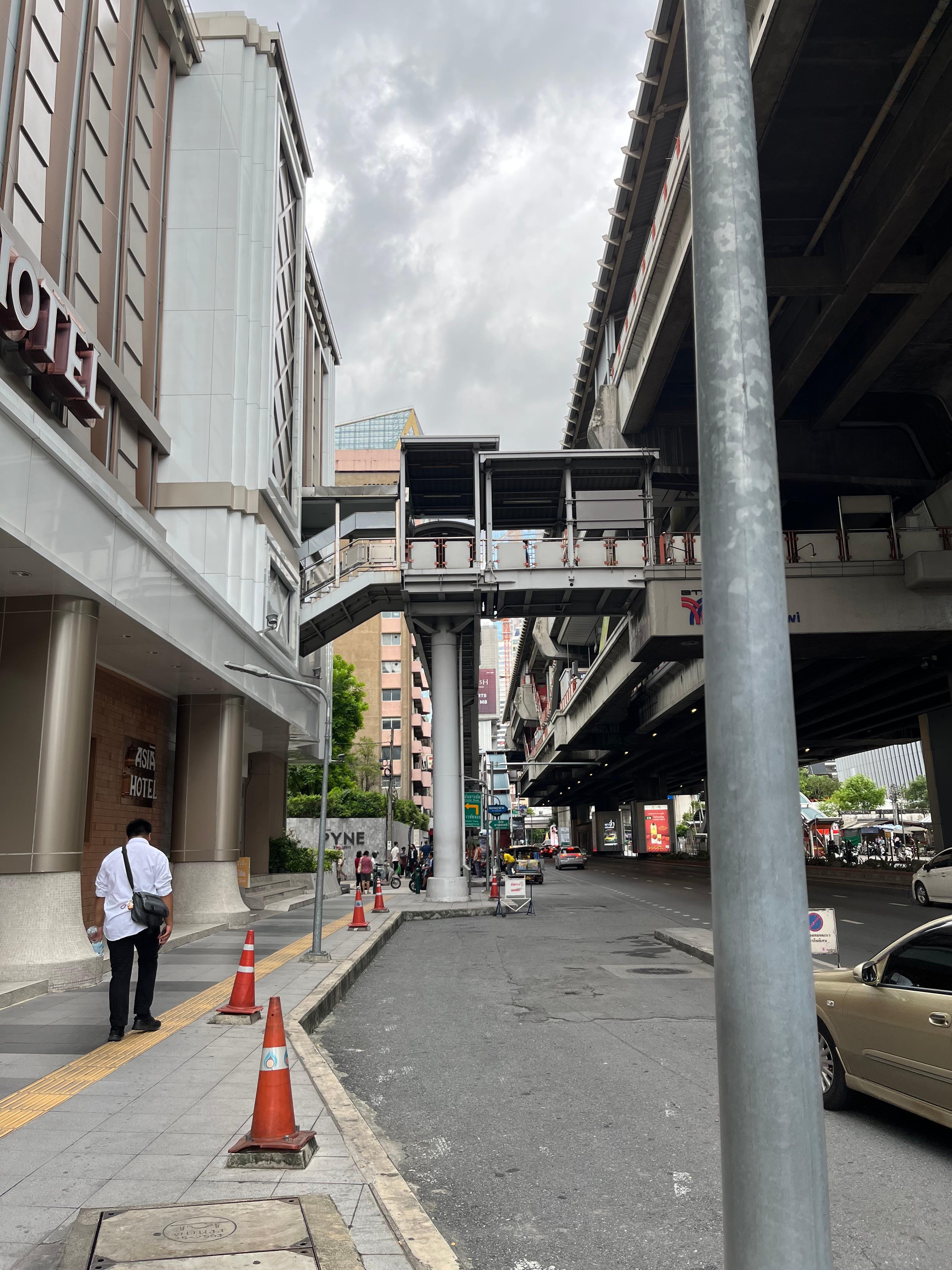 ここに既に階段が見えます。この後建物内に更に24段ありました