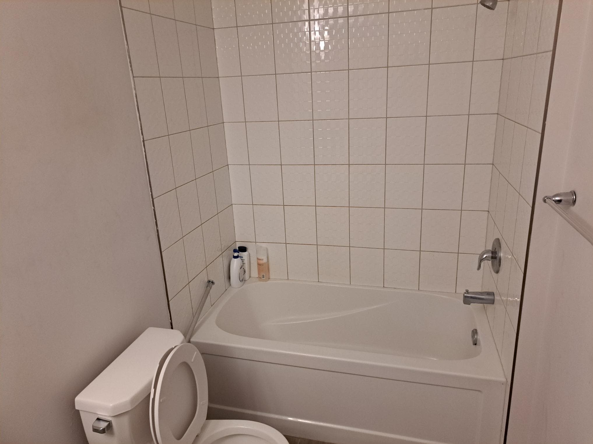 No shower rod/curtain