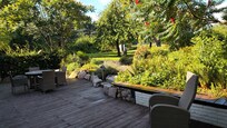 Blick von der Terrasse in den Garten
