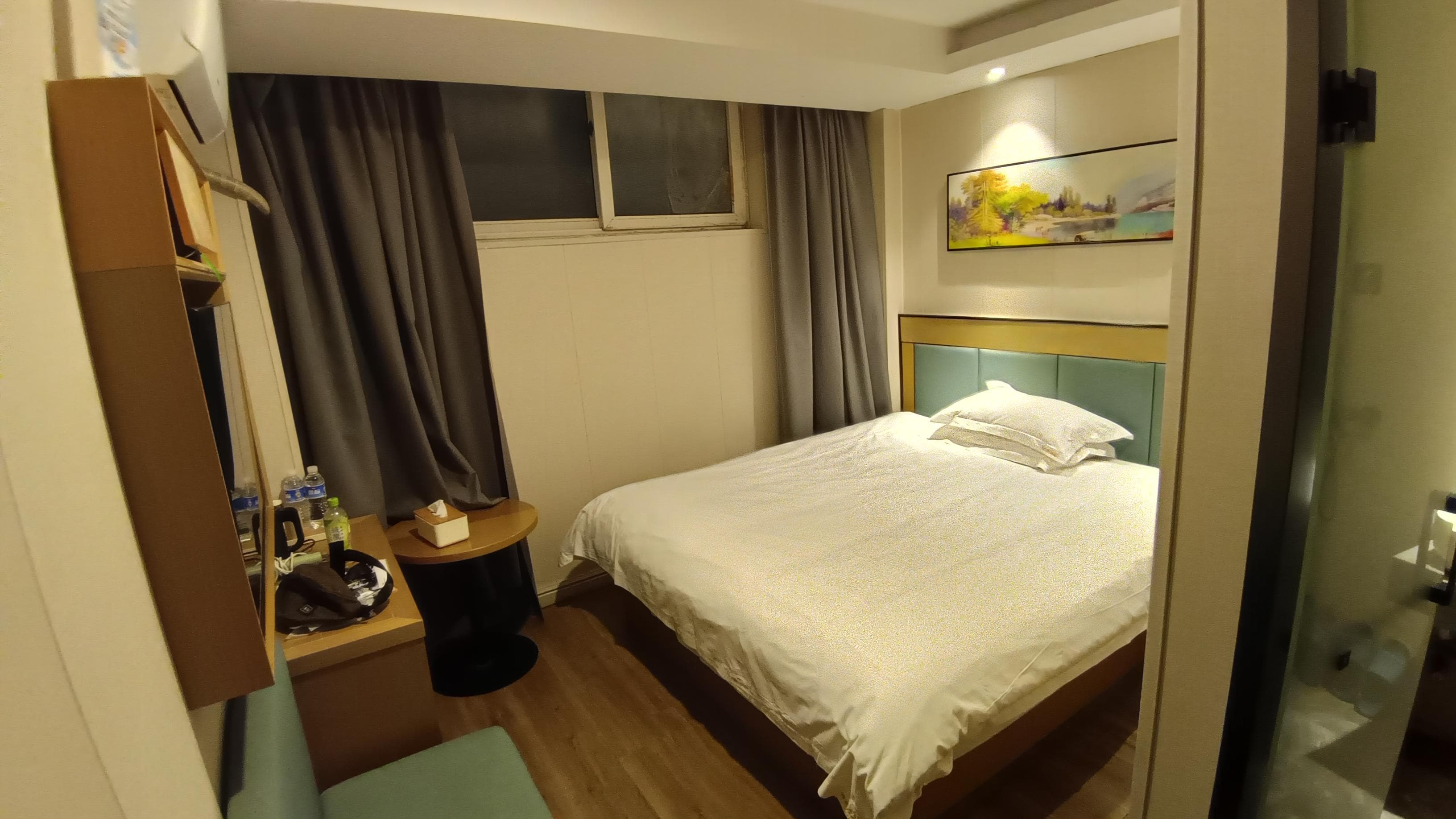 部屋。あまりキレイではない。