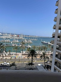 Utsikten over båthavnen fra balkongen i 5. etasje