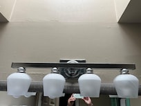 Tykt lag støv på lamper i badeværelse.