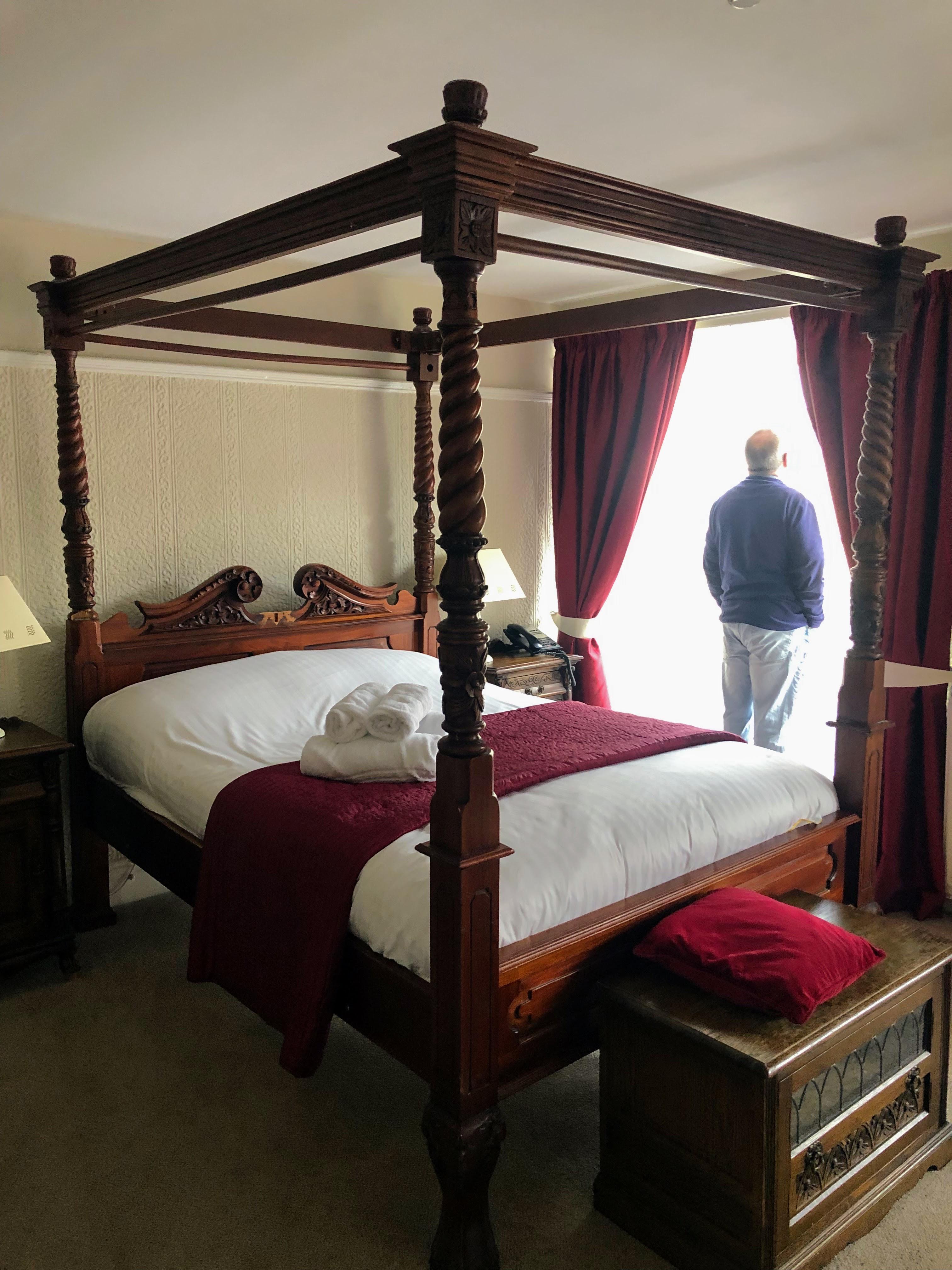 The four poster room