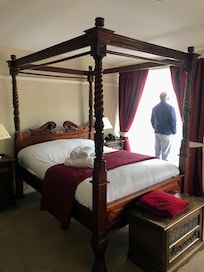 The four poster room