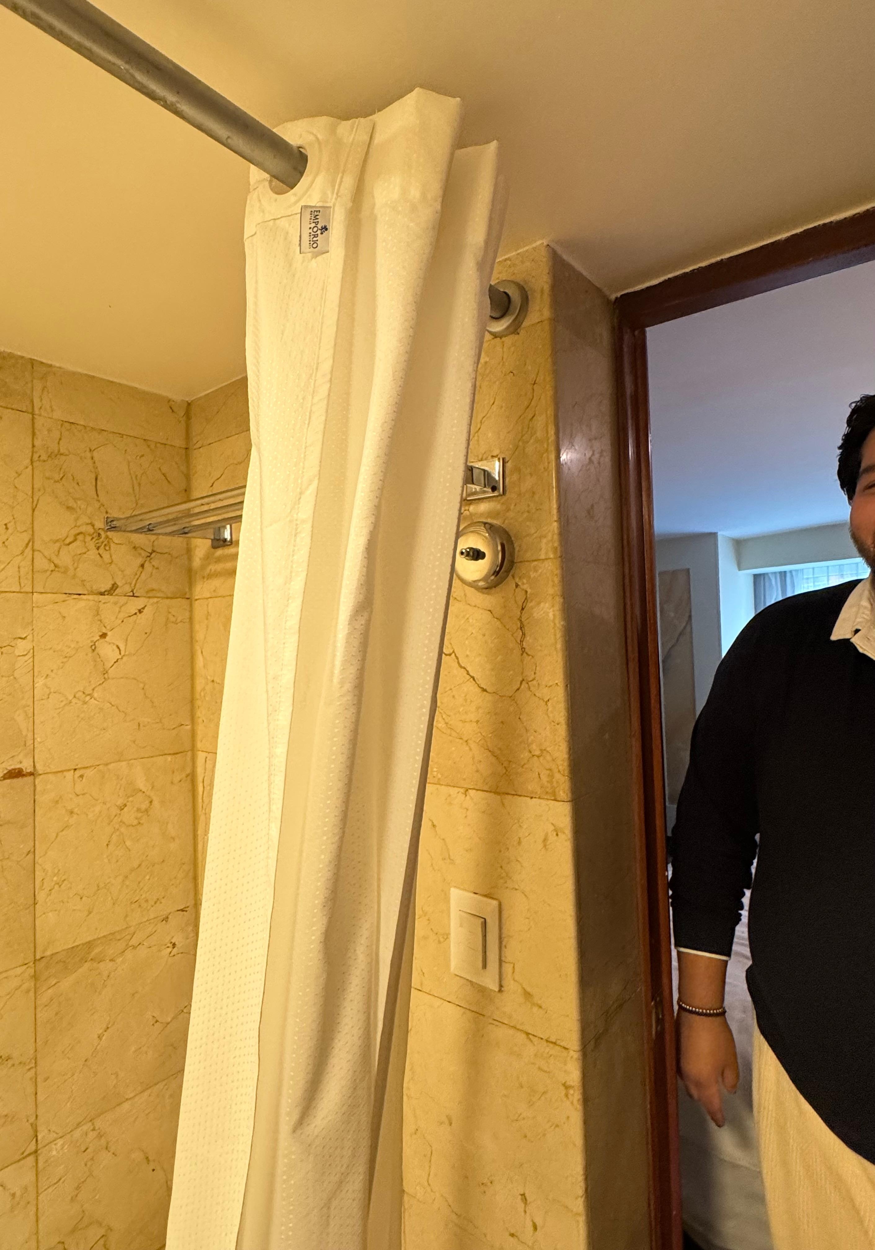 El cuarto estaba muy bajo de altura mi hermano chocaba con los aspersores del techo en los pasillos para ir al elevador