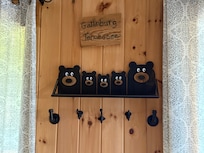 Cute decor throughout the cabin.