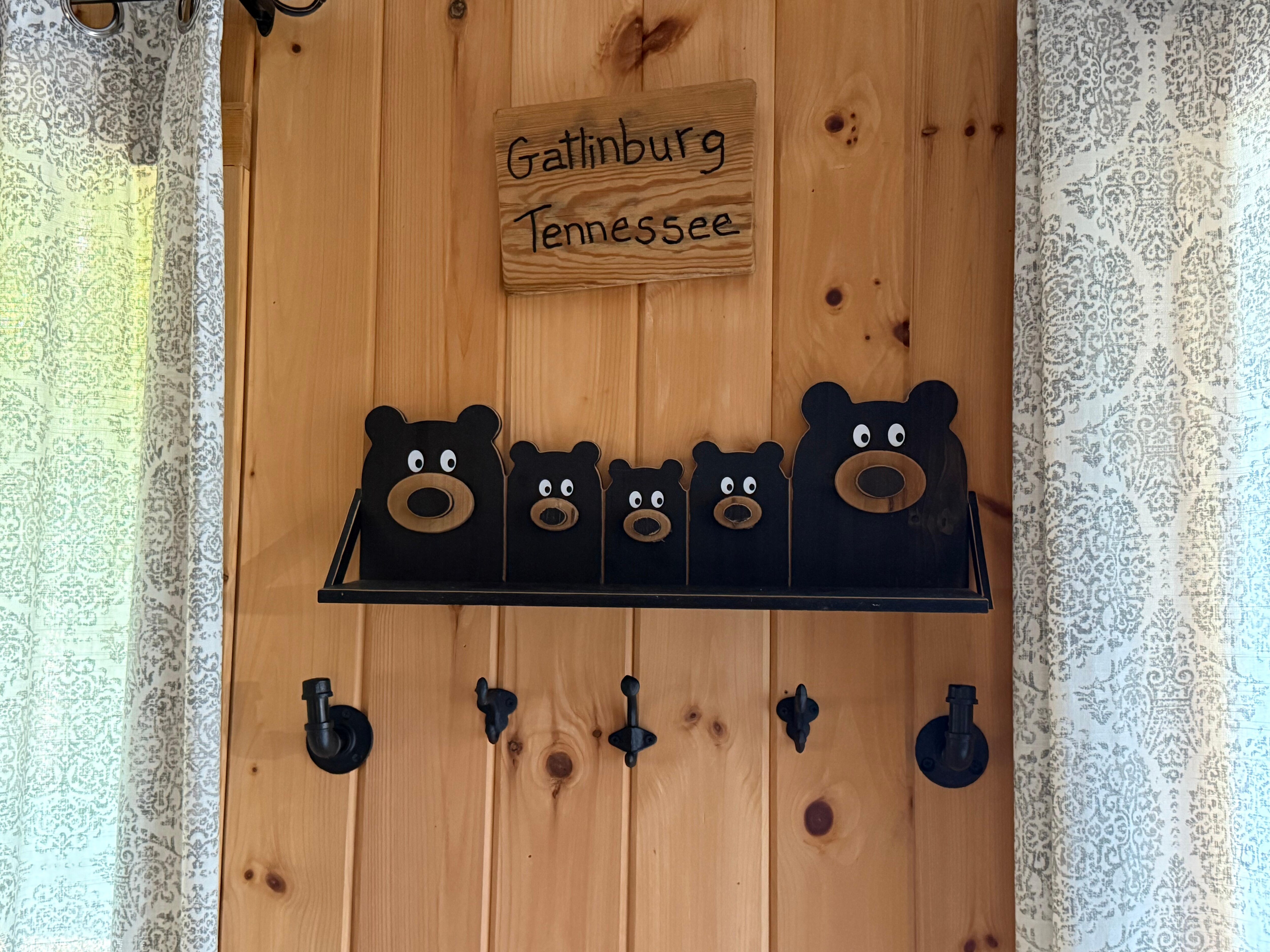 Cute decor throughout the cabin. 