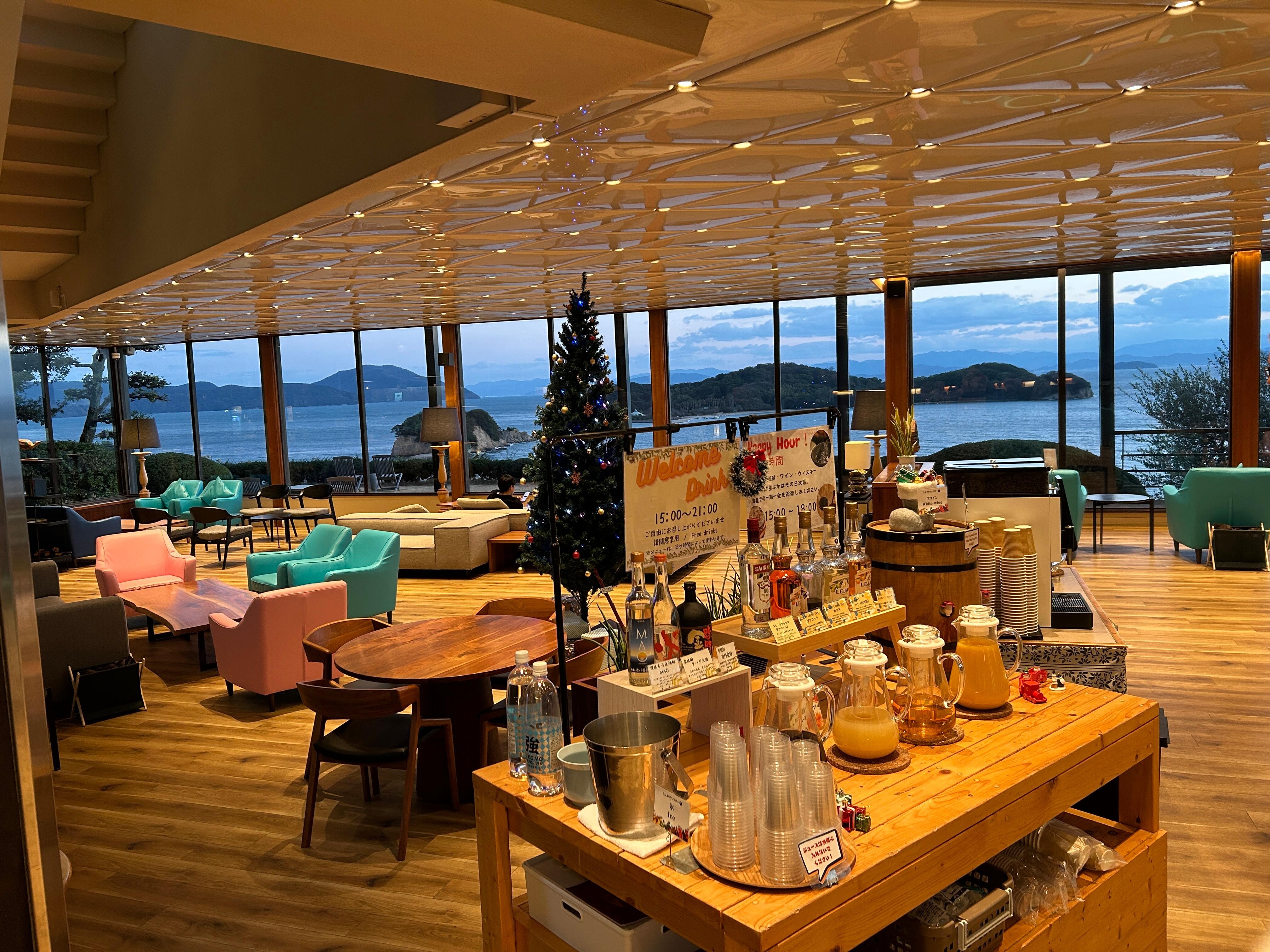 エンジェルロードが見えるロビーにはウェルカムドリンクのアルコールとソフトドリンク
