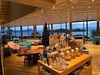 エンジェルロードが見えるロビーにはウェルカムドリンクのアルコールとソフトドリンク