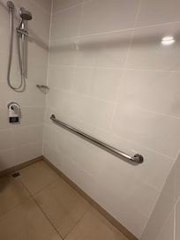 Sucísimas las baldosas entre las uniones. Hay moho en las esquinas.