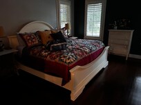 Super comfortable bed with many pillows. I felt like royalty in this gorgeous room.