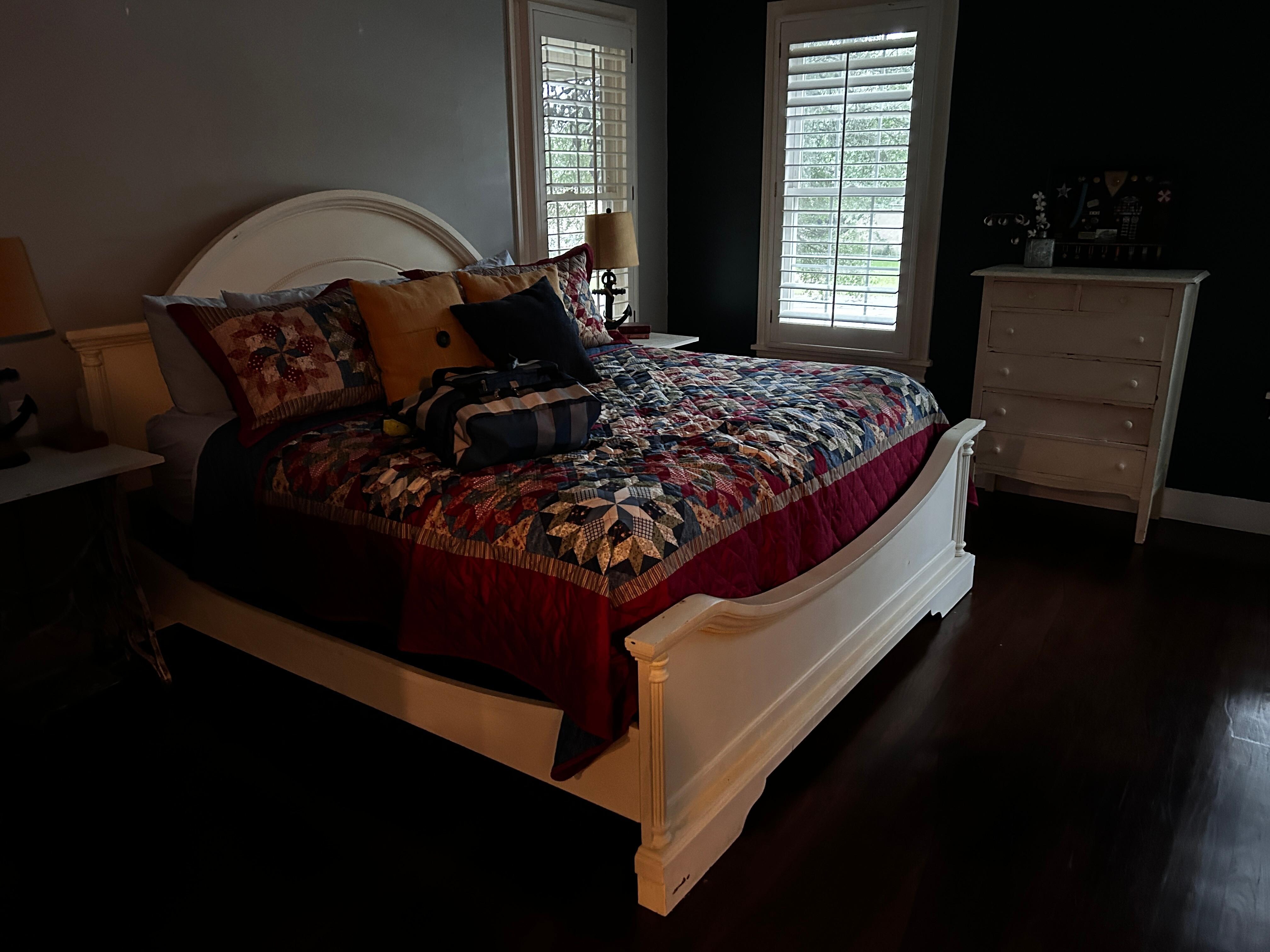 Super comfortable bed with many pillows. I felt like royalty in this gorgeous room.