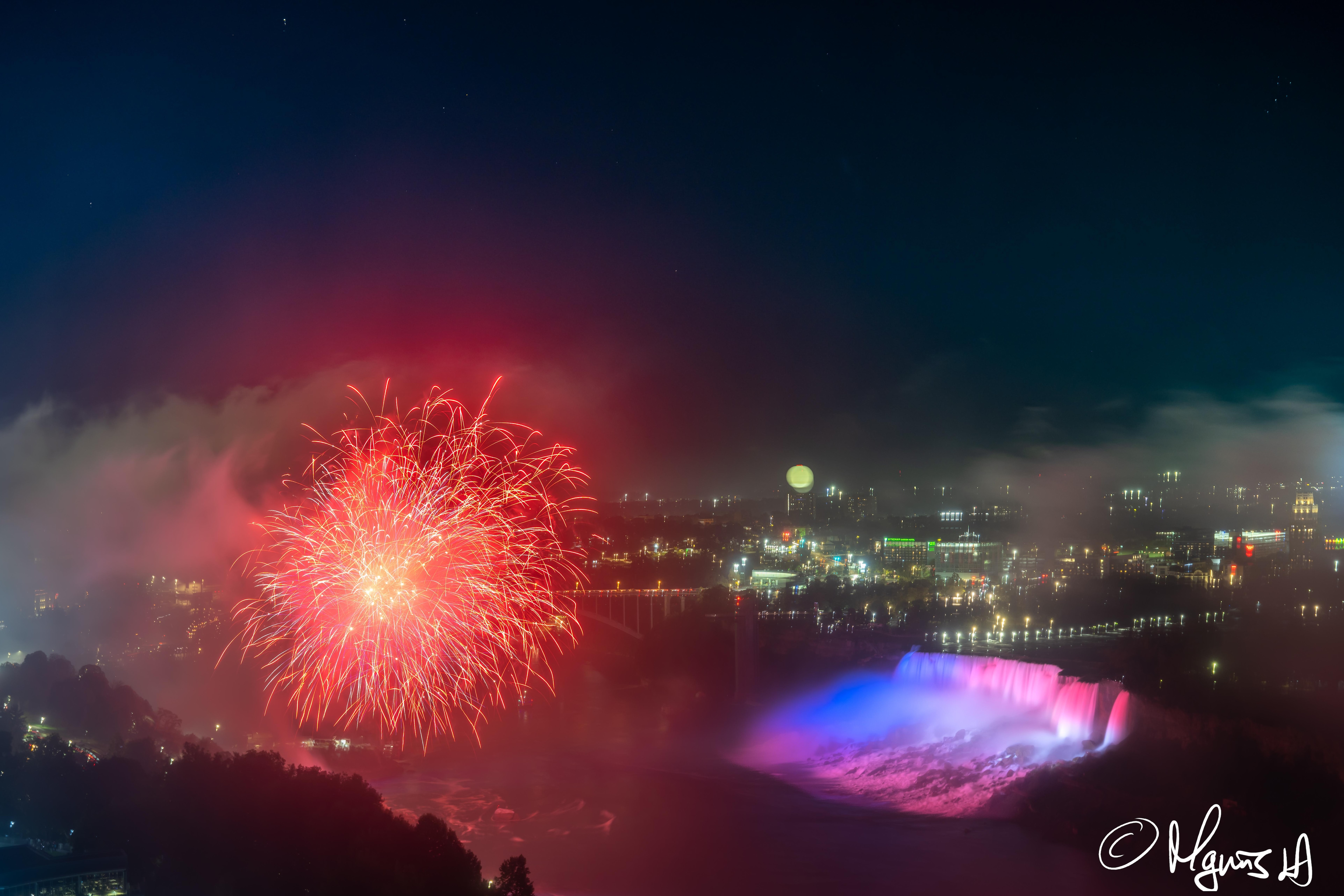 Fyrverkeri over niagara hver kveld kl 10pm
