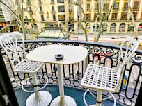 バルセロナは温かく、バルコニーは良いですね~