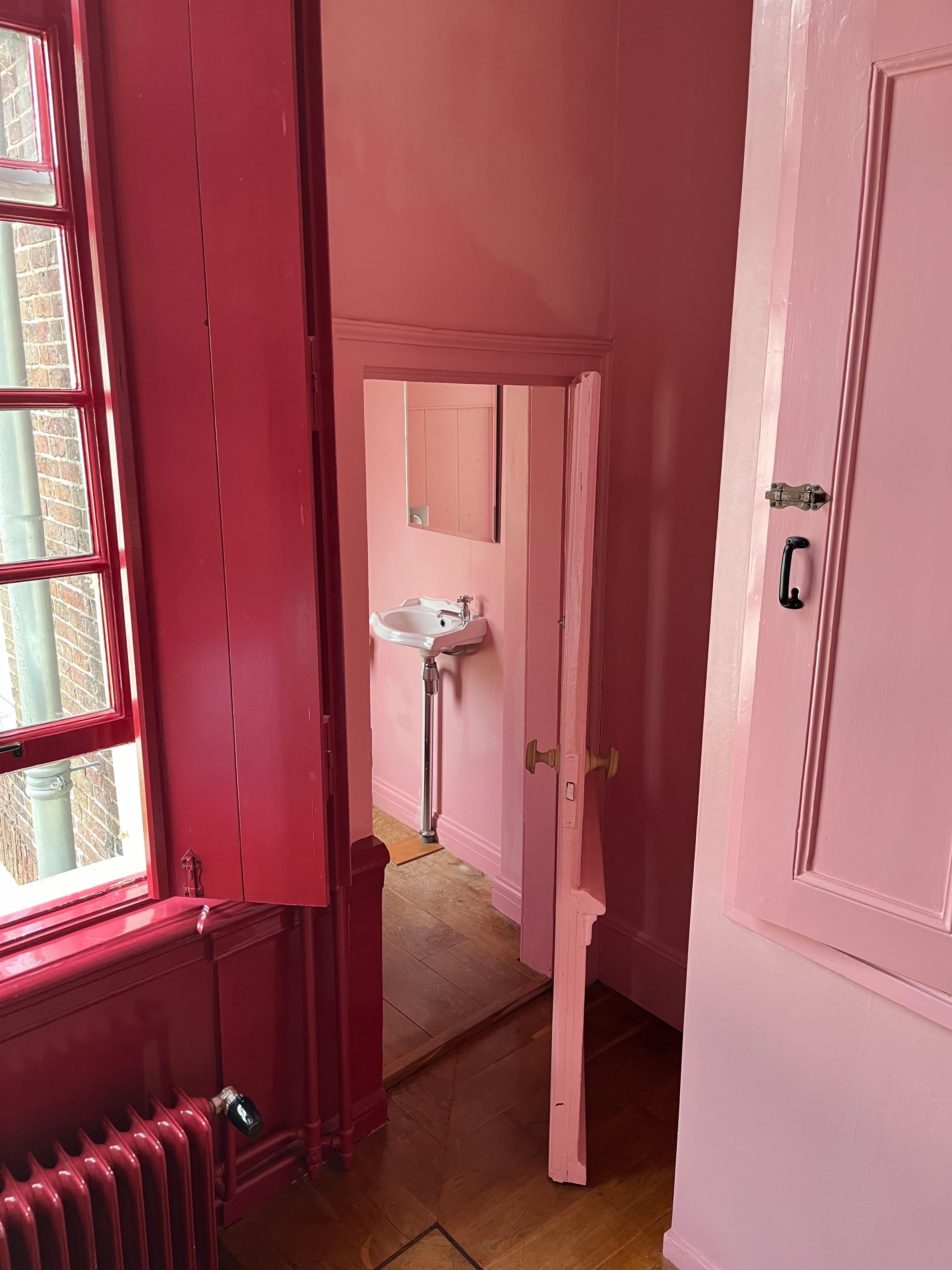 The head room for the door to the toilet is very short. I’m 200 cm, but I fit through with a bow