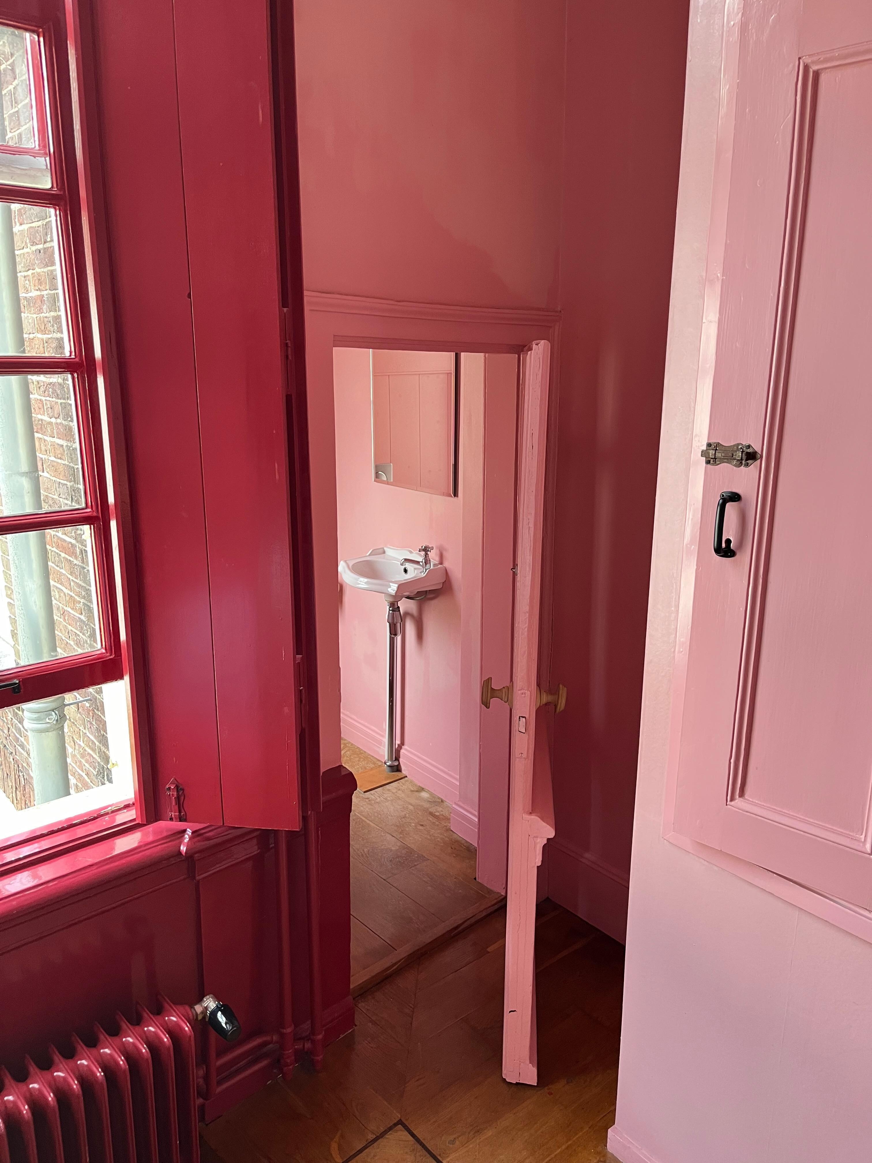 The head room for the door to the toilet is very short. I’m 200 cm, but I fit through with a bow