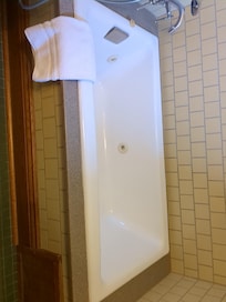 Just look at that tub!!!