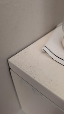 Staub auf und neben den Gläsern