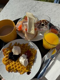 Frukost, mums m saffransvåffla bl a