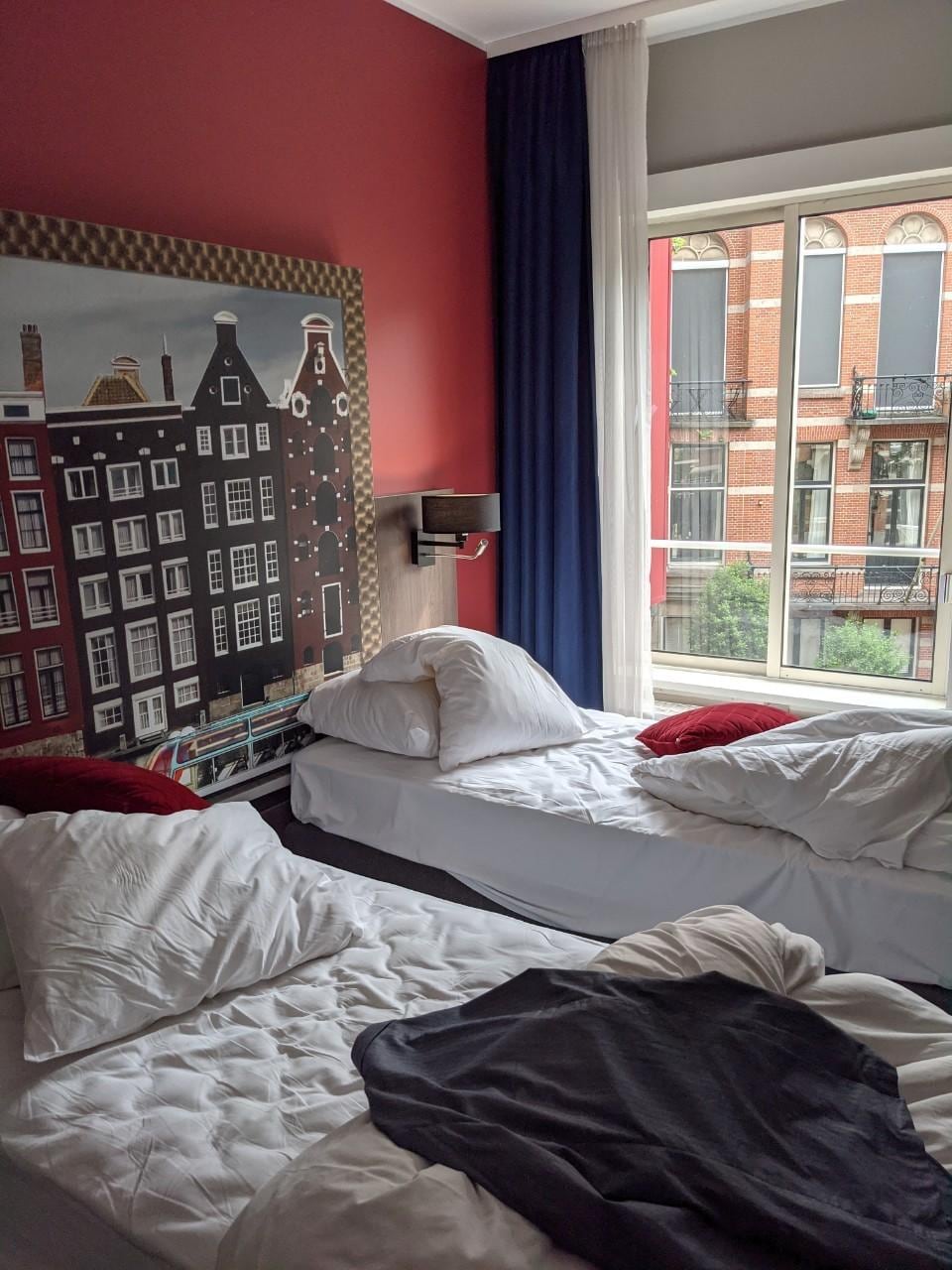 ツーベッドルーム。ベッドを離すとこんな感じ。これ以上は離れない。寝るのに問題はない。