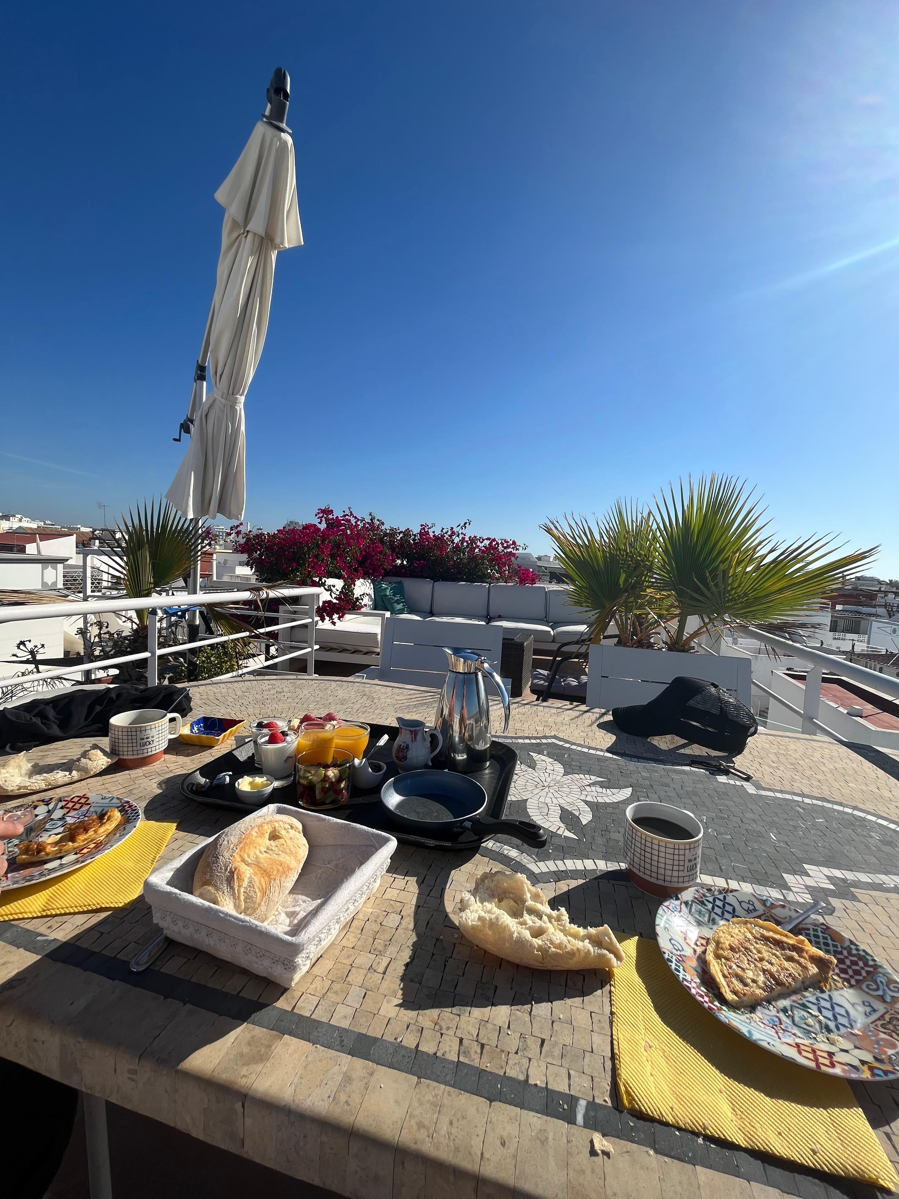 Une partie de la vue sur la table du rooftop du haut 